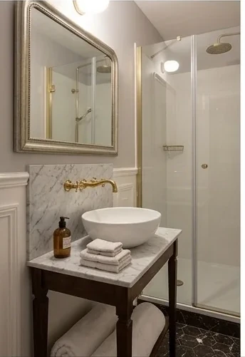 Salle de bain, vasque sur console marbre et robinetterie laiton